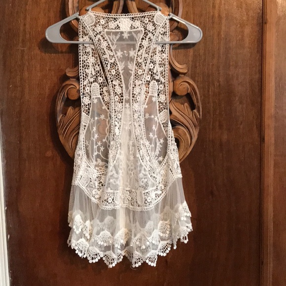 Very pretty lace vest. - Picture 4 of 6